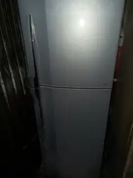 Dijual kullas 2 pintu merk Thosiba besar normal