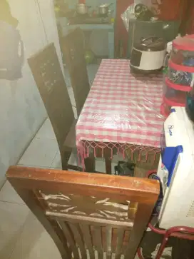 Meja Makan Empat Kursi
