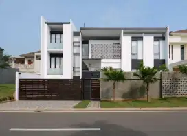 DIJUAL RUMAH DENGAN KOLAM RENANG PRIBADI