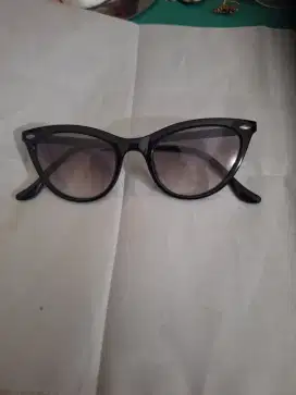 Kacamata branded 
Cat eye warna unggu 
Limited edition 
Barang terawat