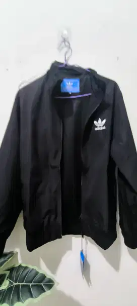 Jaket Adidas size M masih baru