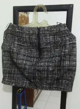 Preloved rok pendek wanita manggo warna hitam abu