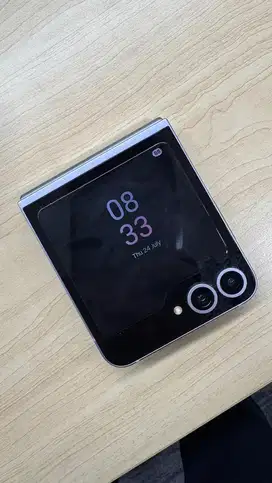 SAMSUNG Z FLIP 6 256GB TITANIUM SILVER LIKE NEW GARANSI SD DES 2025