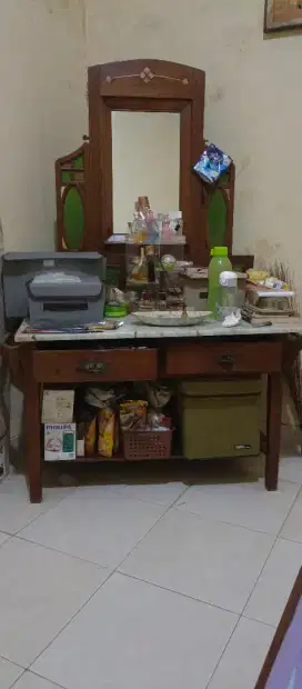 Meja rias antik