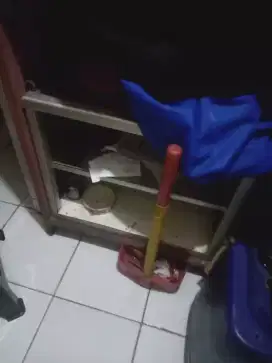 Etalase sama penyimpanan uang kasir