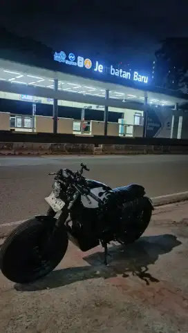 brat cafe Yamaha byson
