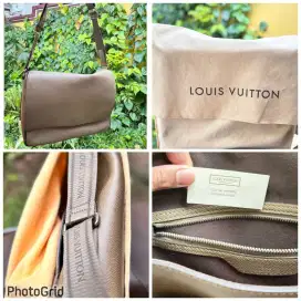Louise vuitton Taiga roman shoulder bag