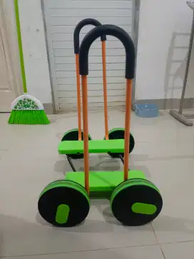 Alat belajar jalan anak
