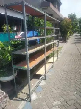 Rak besi / etalase besi