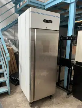Upright chiller 2 pintu rak kabinet loyang 40x60 cm 15 rak merk GEA