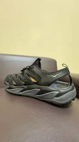 Sepatu sendal h0k4 h0p4r4 (42) trail/running