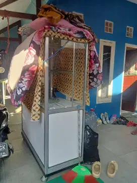 ETALASE KACA UNTUK DAGANG