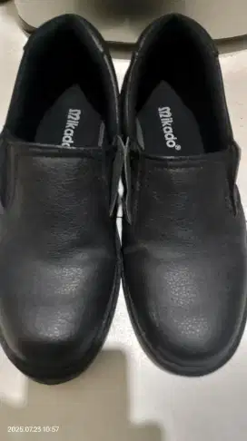 Sepatu kerja safety