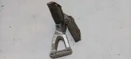 Pijakan kaki motor belakang