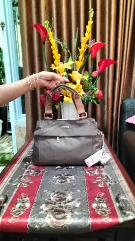 Baru... mulus...silahkan nego tipis aja