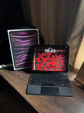 ipad pro gen 4 M2 128gb wifi only + apple magic keuboard