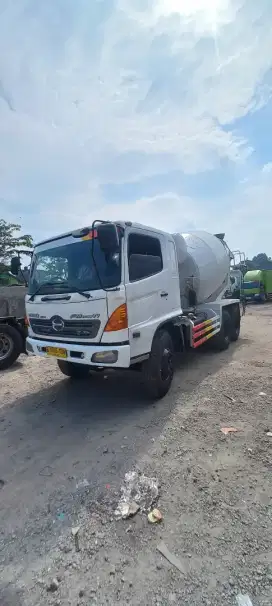 TRUK MIXER HINO FM 260 TI, KAPASITAS 7 KUBIK, TAHUN 2014