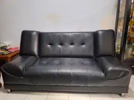 Sofabed warna hitam bahan oscar