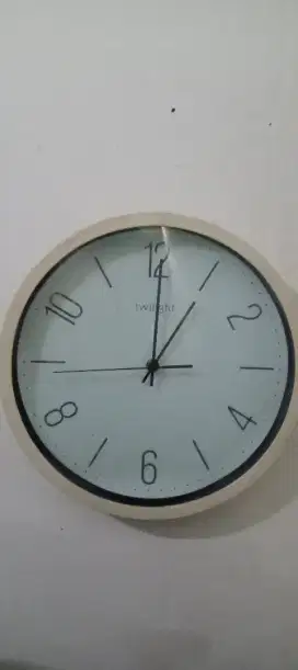 Jam dinding bekas