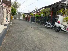 rumah dalam perum hadap timur