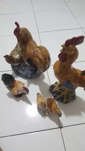 Patung ayam keramik