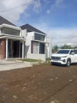 RUMAH DESAIN CANTIK DI PAKIS MALANG, STRATEGIS