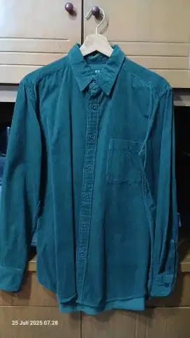 Kemeja Pria ukuran M merek uniqlo