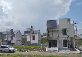 Di jual villa murah 3 lantai strategis
