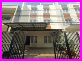 dhyana Rumah Full Furnished ukuran 5x15m di Komplek Taman Ratu