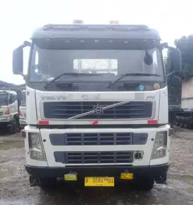 PRIME MOVER VOLVO FM440 6X6 TAHUN 2010