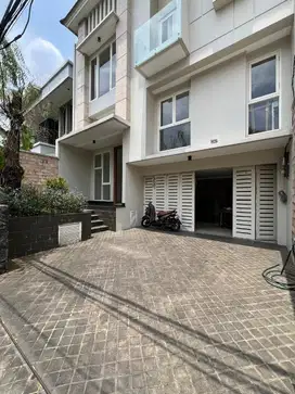 rumah baru siap huni di Gandaria jakarta selatan jalan lebar