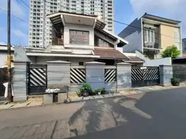 Rumah 2 Lantai di Menteng Dalam Tebet, Hanya 7 Menit ke Tol Kuningan