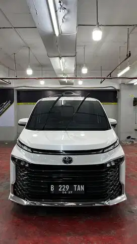 Voxy 2022 putih