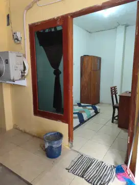 KOST Kebayoran Baru Kipas dan AC strategis nyaman, tenang dan aman