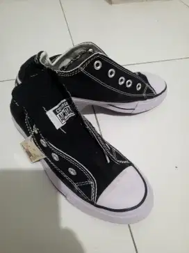 Sepatu sekolah Anak Convers size 36