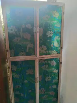 lemari kaca bawah hrs di kasih triplek
