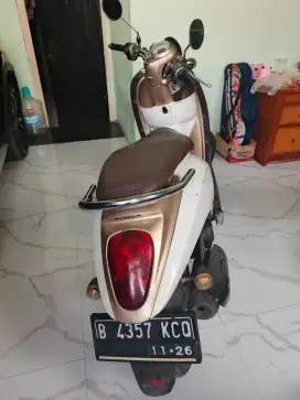 Scoopy Karbu 2011 - Putih