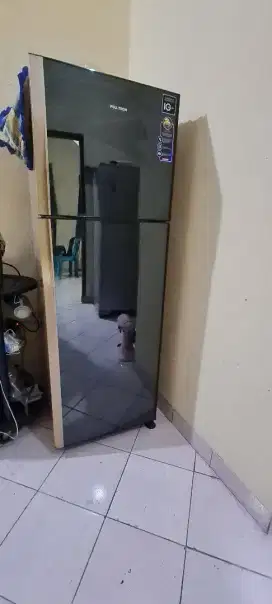 DIJUAL KULKAS DUA PINTU  MERK POLYTRON