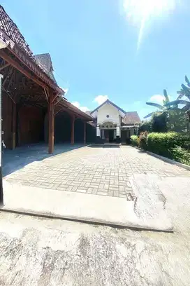 Rumah Klasik Luas dan Strategis di Jl. Wonosari Berbah