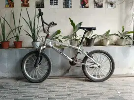 Sepeda bmx diamond back