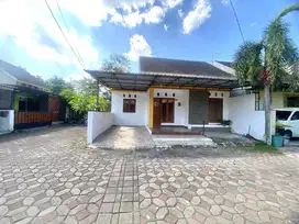 RUMAH CANTIK MINIMALIS DI PERUMAHAN WIYORO DEKAT BLOK O BANGUNTAPAN