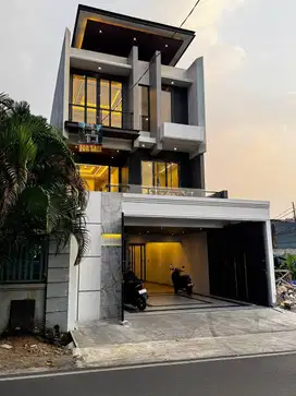 Rumah Mewah 3 Lantai + Kolam Renang pinggir jalan utama Jagakarsa