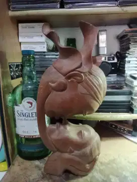 Patung dobel kepala kayu sonokeling