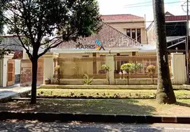 Dijual Rumah Klasik Terawat & Siap Huni di Jalan Pulau-Pulau, Malang
