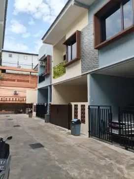Dijual Rumah 2 Lantai Baru 100m2 3KTidur Apartemen Samawa Jaktim