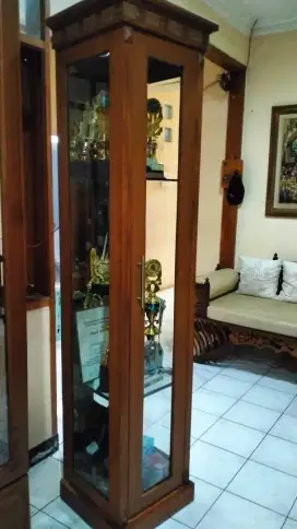 Lemari hias pajangan kaca kayu jati