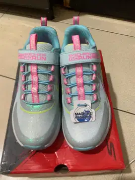 Sepatu skecher anak