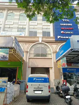 RUKO 3 1/2 LANTAI HADAP JALAN GREEN LAKE CITY CIPONDOH TANGERANG