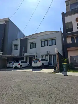 DIJUAL RUMAH TINGGAL EKSKLUSIF DENGAN 11 KAMAR