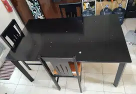 Meja makan untuk 4 orang